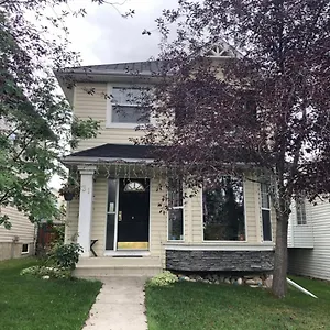 https://hidden-valley-treehouse-home.calgaryhotelsearch.com